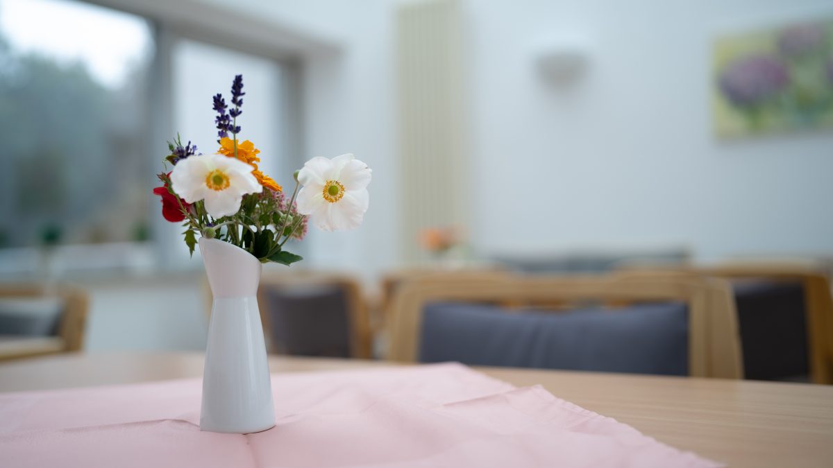 Bild zeigt eine dekorative Blumenvase.