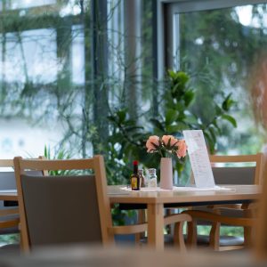 Mit Blumen geschmückter Tisch im Speisesaal.