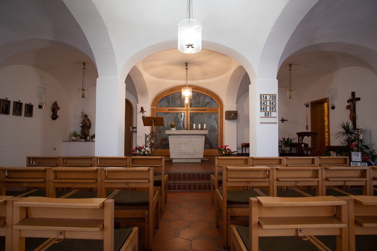 Bild zeigt Altar der hauseigenen Kapelle.