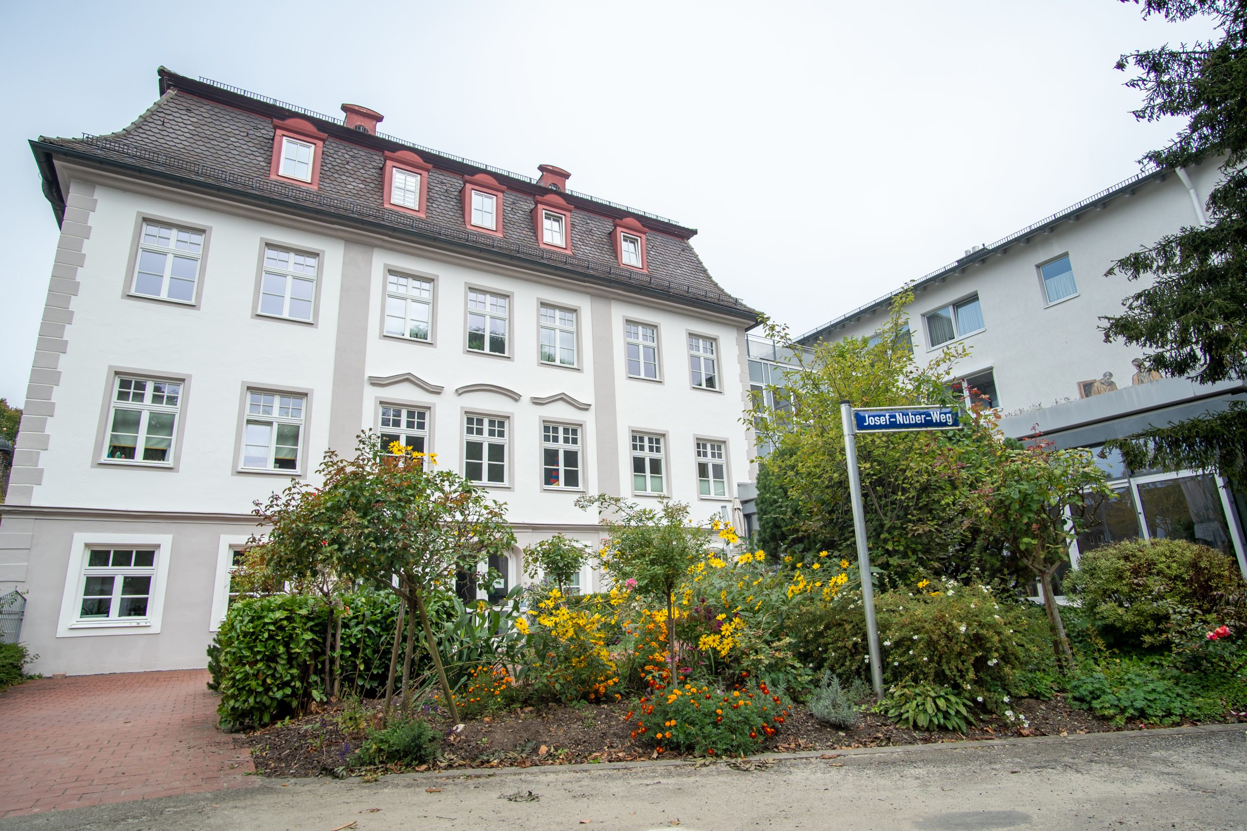 Bild zeigt das Johannesheim Meitingen von außen.
