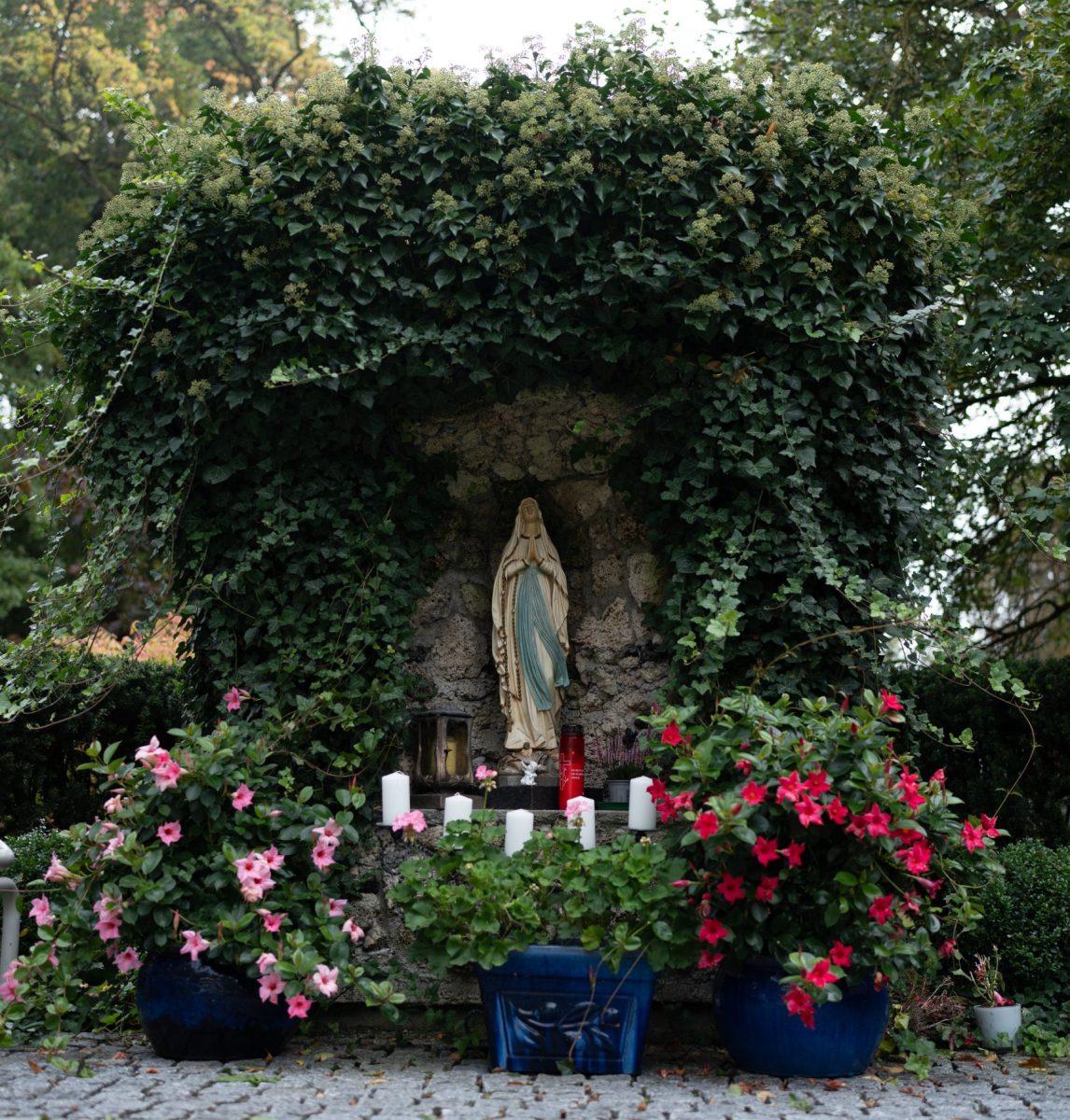 Bild zeigt die Grotte im Garten.