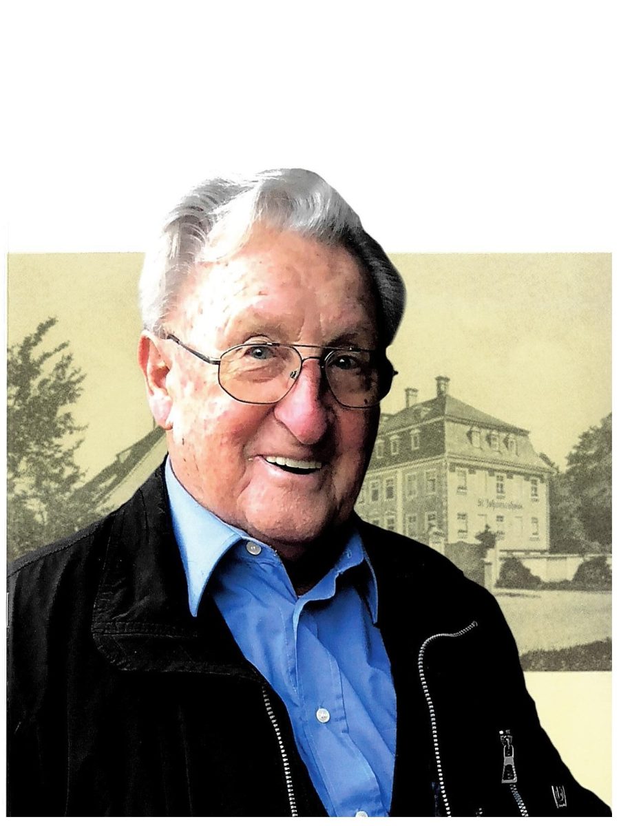 Portrait von Josef Nuber, im Hintergrund ein historisches Bild vom Johannesheim.