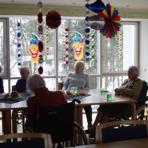 Gruppe Senioren in einem der Wintergärten.