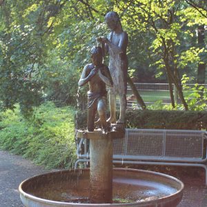 Brunnen im Park des Heims.