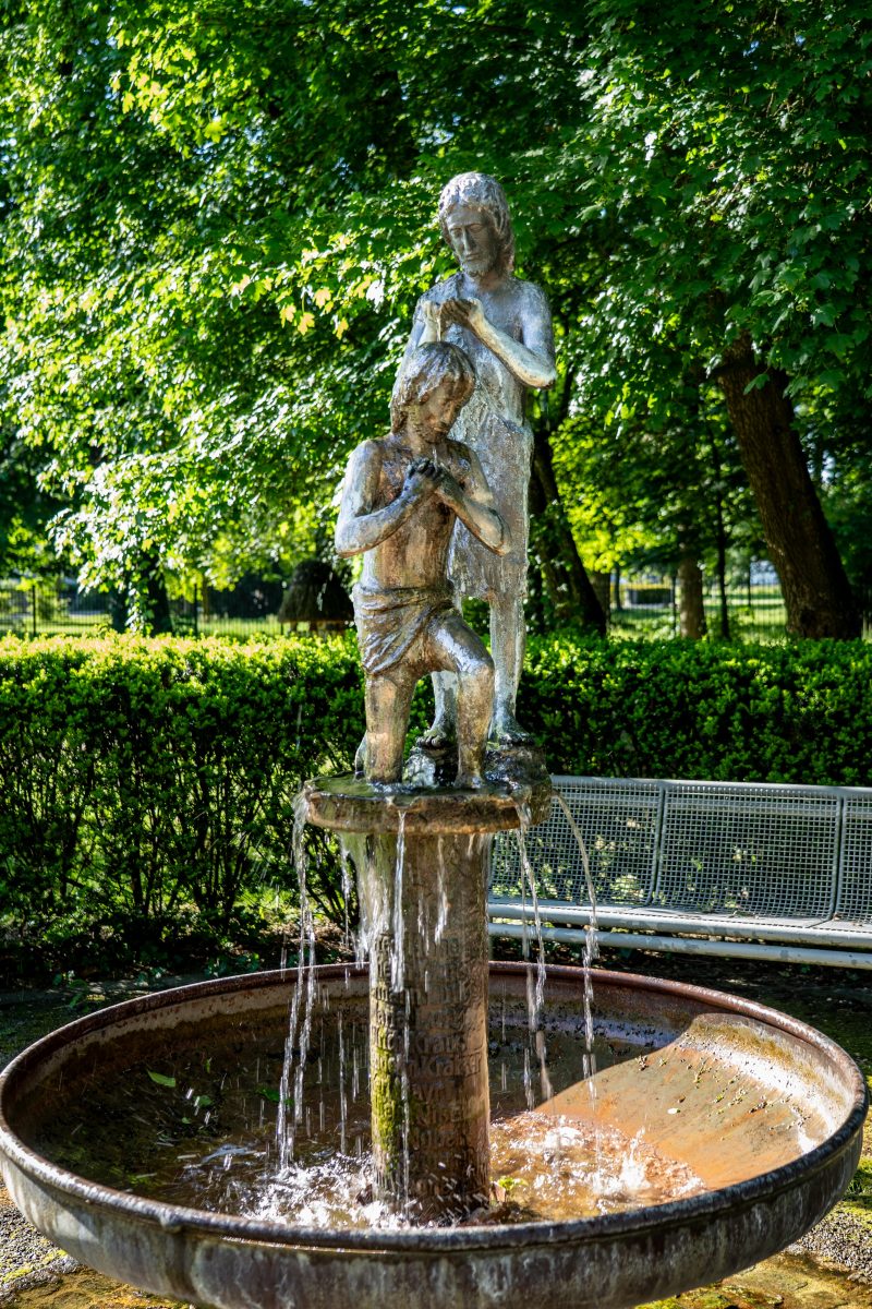 Bild zeigt einen Brunnen im Garten.